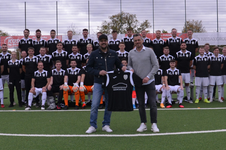 Daniel Jenichen sponsert Aufwaermshirts